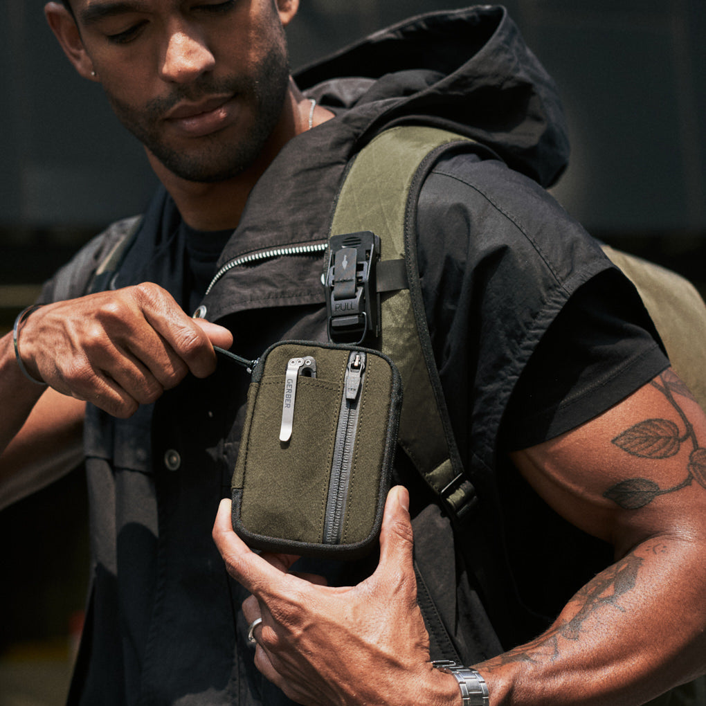 ALPAKA HUB Pouch Pro 與 HUB 鑰匙扣兼容，可固定於腰帶或背包上，方便攜帶