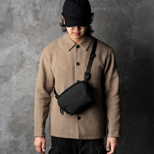 ALPAKA Vertex Pouch Mini，作為桌面收納袋或斜挎包，適合日常通勤與旅行