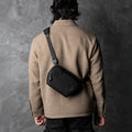 ALPAKA Vertex Pouch Mini，作為桌面收納袋或斜挎包，適合日常通勤與旅行