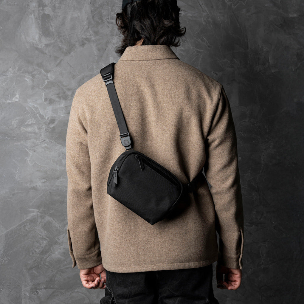 ALPAKA Vertex Pouch Mini，作為桌面收納袋或斜挎包，適合日常通勤與旅行