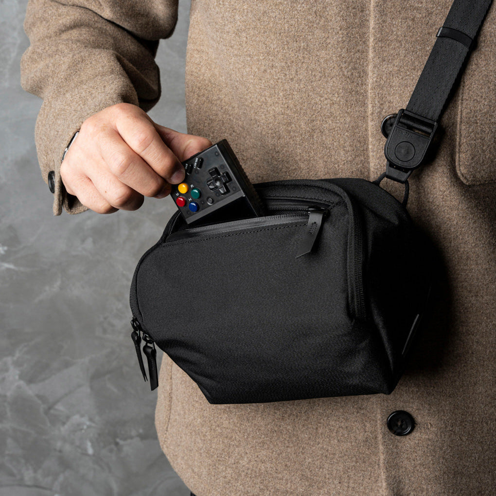 ALPAKA Vertex Pouch Mini，作為桌面收納袋或斜挎包，適合日常通勤與旅行
