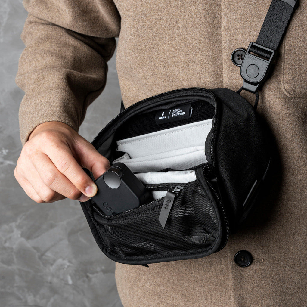 ALPAKA Vertex Pouch Mini，作為桌面收納袋或斜挎包，適合日常通勤與旅行