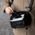 ALPAKA Vertex Pouch Mini，作為桌面收納袋或斜挎包，適合日常通勤與旅行