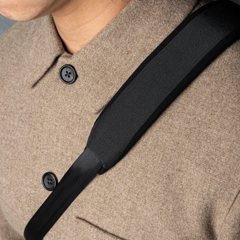 ALPAKA Vertex Pouch Mini，作為桌面收納袋或斜挎包，適合日常通勤與旅行