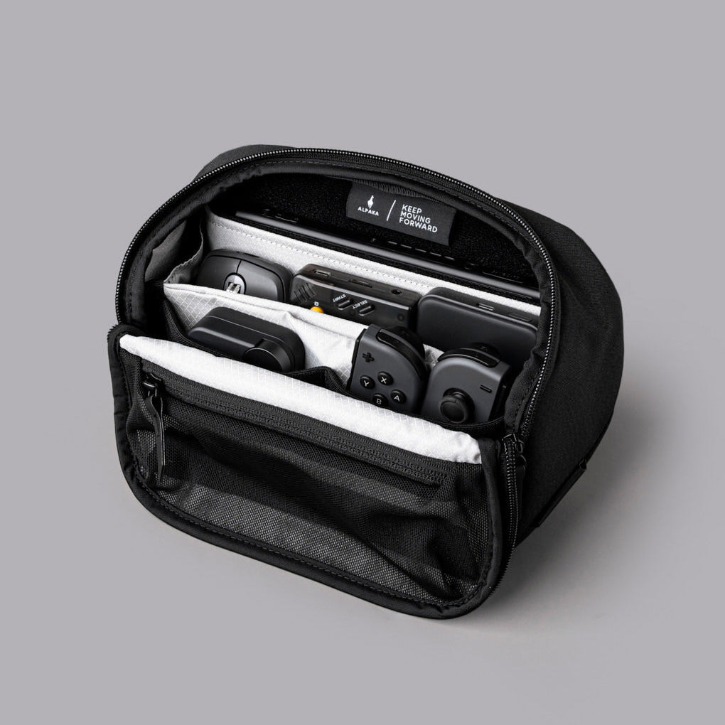 ALPAKA Vertex Pouch Mini，內部包含柔軟隔層與靈活分隔板，適合精準收納電子配件