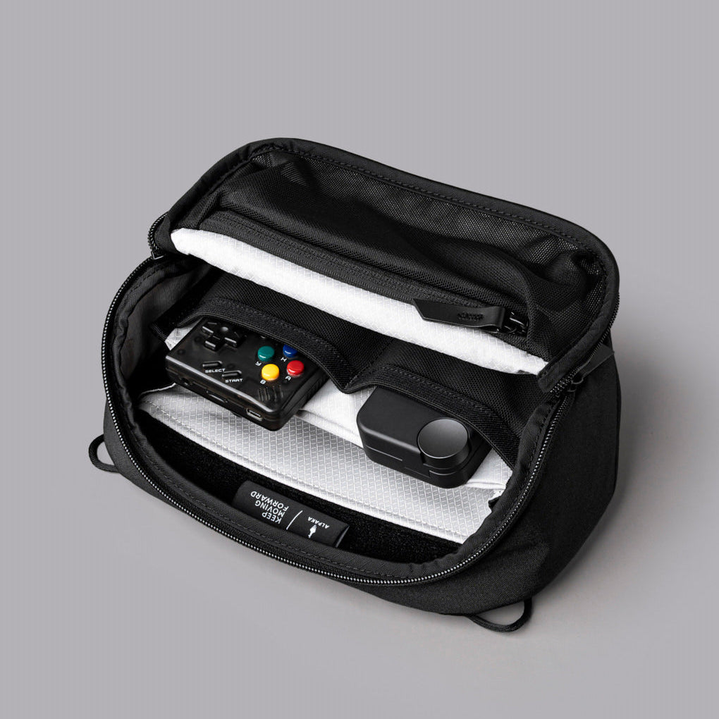 ALPAKA Vertex Pouch Mini，內部包含柔軟隔層與靈活分隔板，適合精準收納電子配件