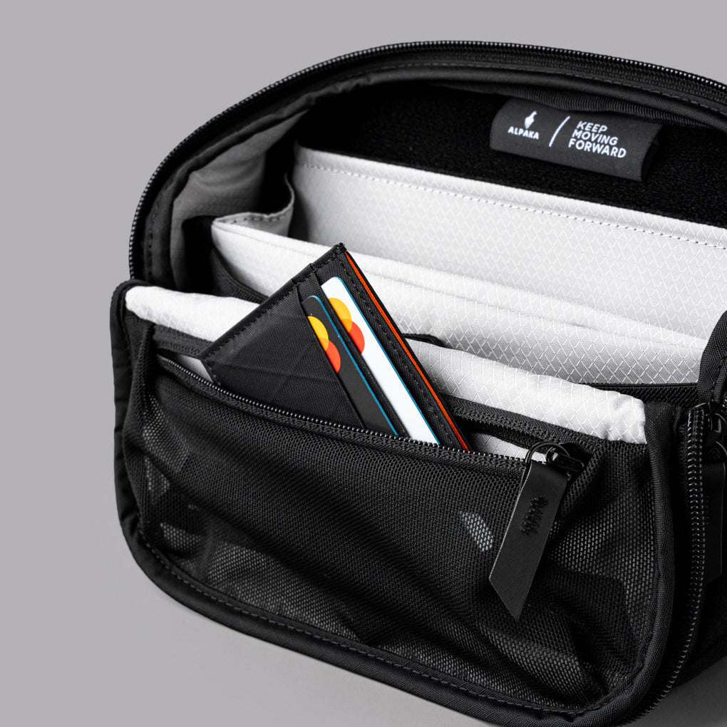 ALPAKA Vertex Pouch Mini，內部包含柔軟隔層與靈活分隔板，適合精準收納電子配件