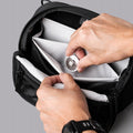 ALPAKA Vertex Pouch Mini，內部包含柔軟隔層與靈活分隔板，適合精準收納電子配件