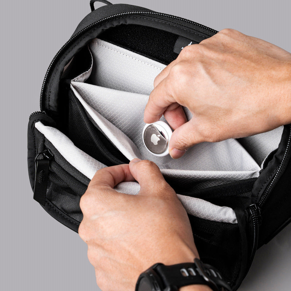 ALPAKA Vertex Pouch Mini，內部包含柔軟隔層與靈活分隔板，適合精準收納電子配件