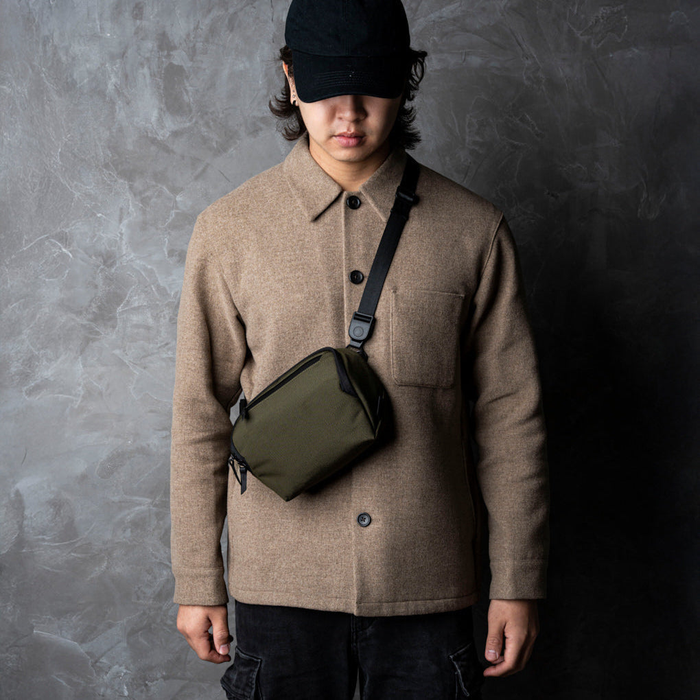ALPAKA Vertex Pouch Mini，作為桌面收納袋或斜挎包，適合日常通勤與旅行