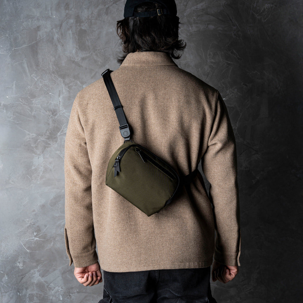 ALPAKA Vertex Pouch Mini，作為桌面收納袋或斜挎包，適合日常通勤與旅行