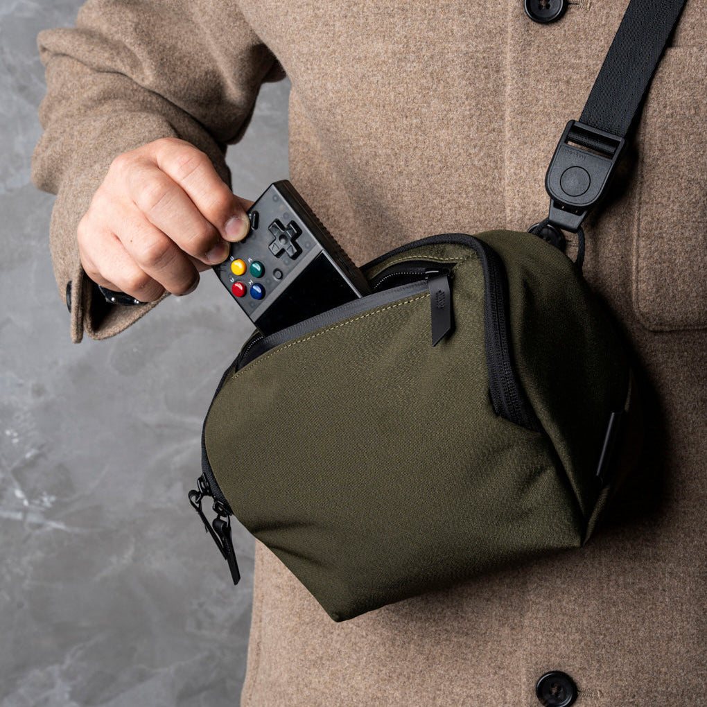 ALPAKA Vertex Pouch Mini，作為桌面收納袋或斜挎包，適合日常通勤與旅行