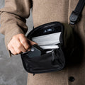 ALPAKA Vertex Pouch Mini，作為桌面收納袋或斜挎包，適合日常通勤與旅行