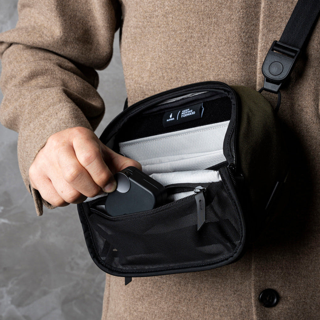 ALPAKA Vertex Pouch Mini，作為桌面收納袋或斜挎包，適合日常通勤與旅行