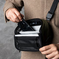 ALPAKA Vertex Pouch Mini，作為桌面收納袋或斜挎包，適合日常通勤與旅行