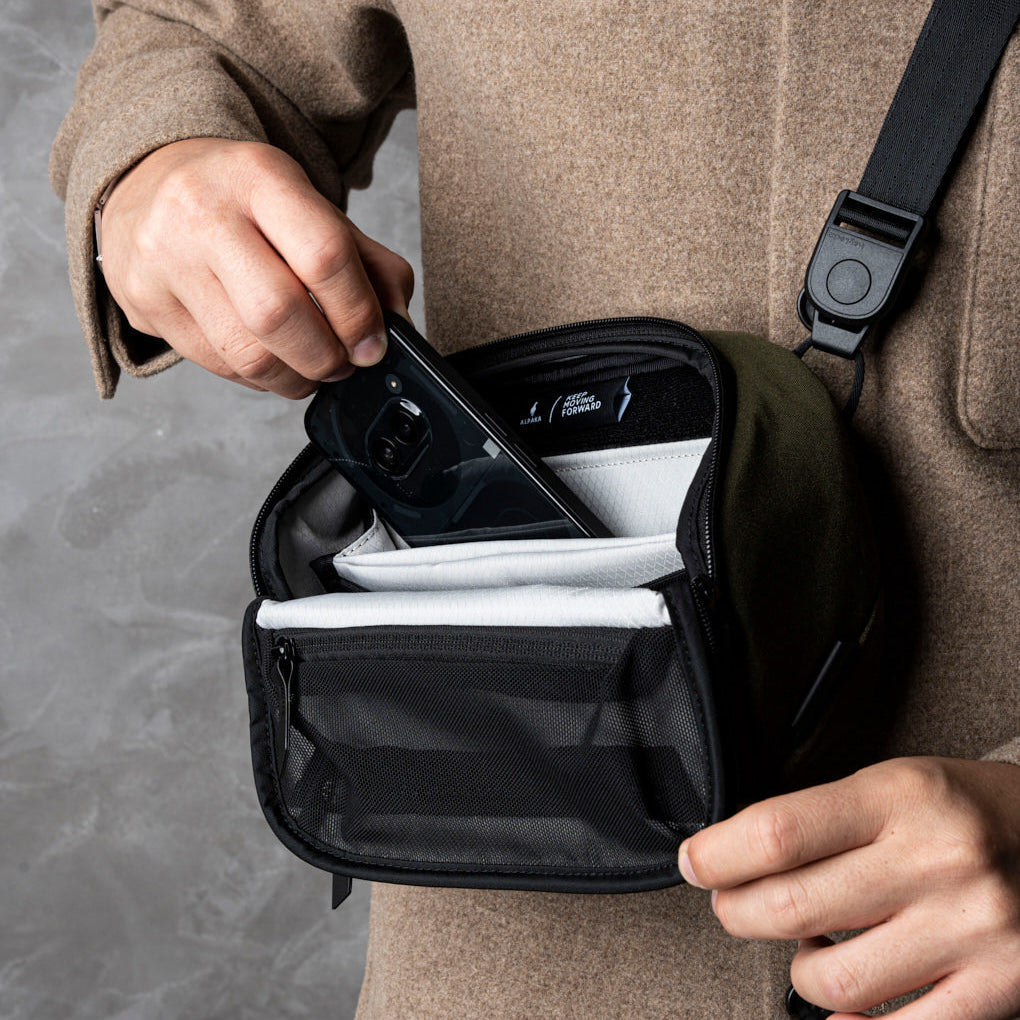 ALPAKA Vertex Pouch Mini，作為桌面收納袋或斜挎包，適合日常通勤與旅行