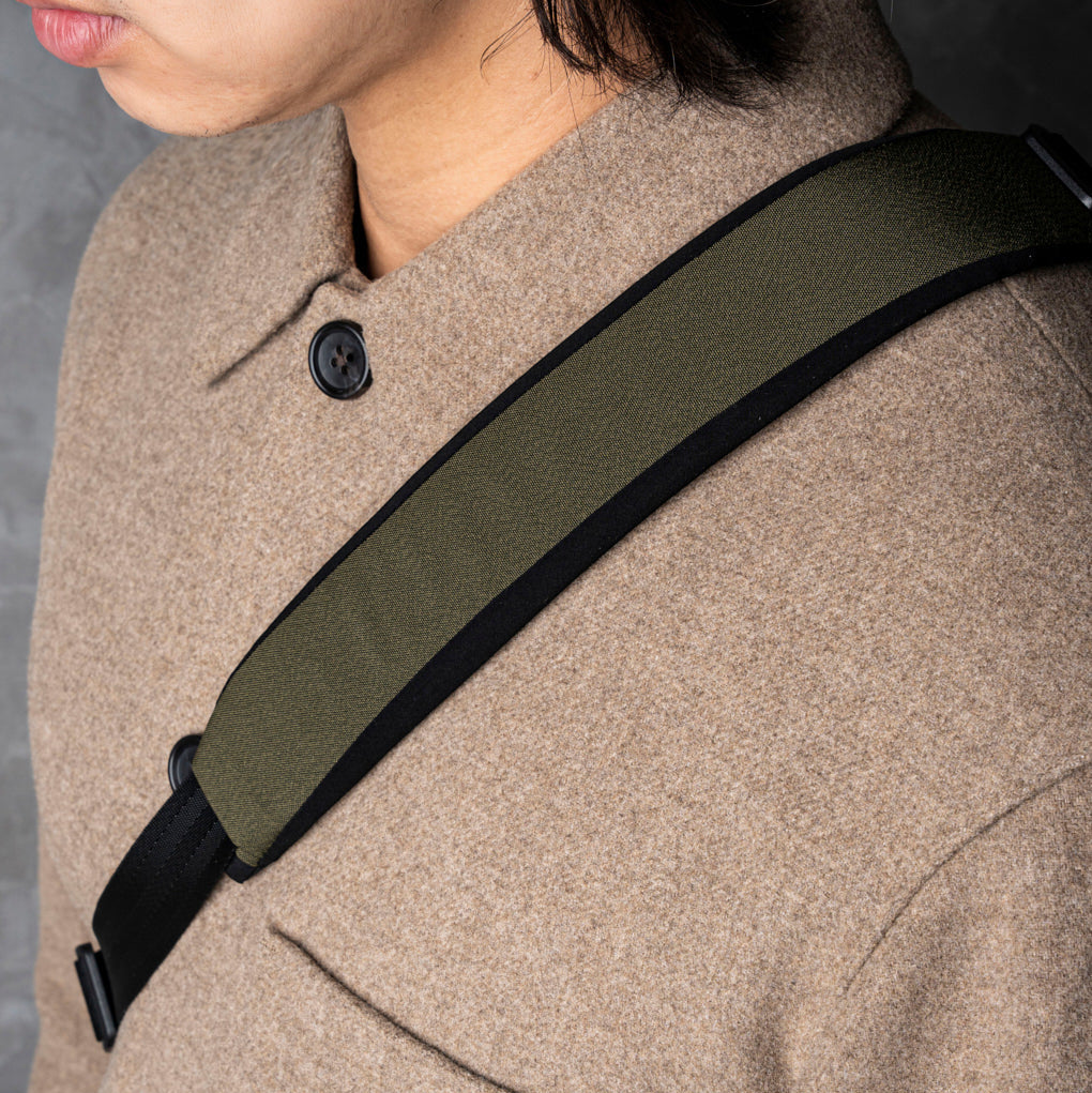 ALPAKA Vertex Pouch Mini，作為桌面收納袋或斜挎包，適合日常通勤與旅行