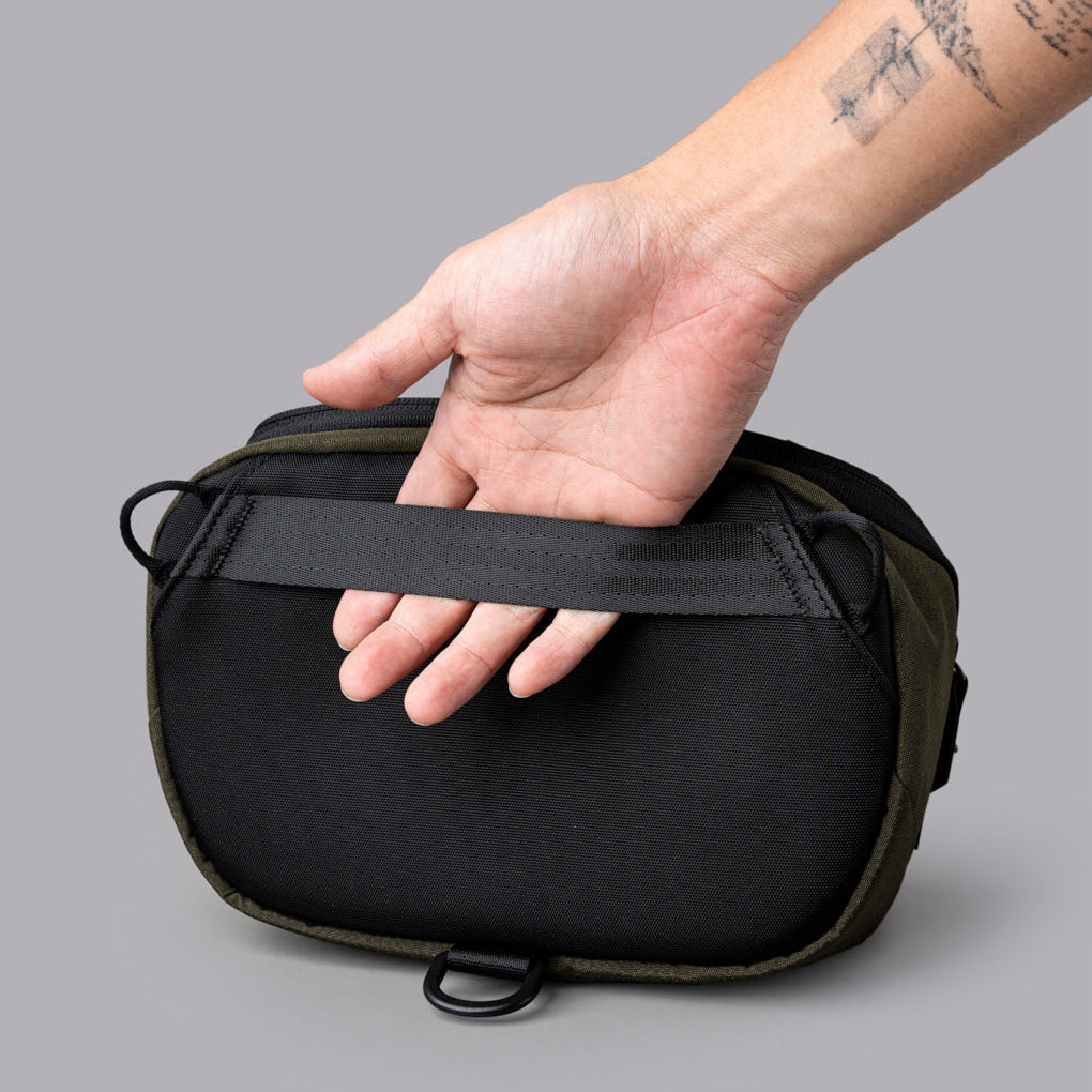 採用 Axoflux 300D 防水面料與 YKK AquaGuard 拉鍊，提供全天候保護