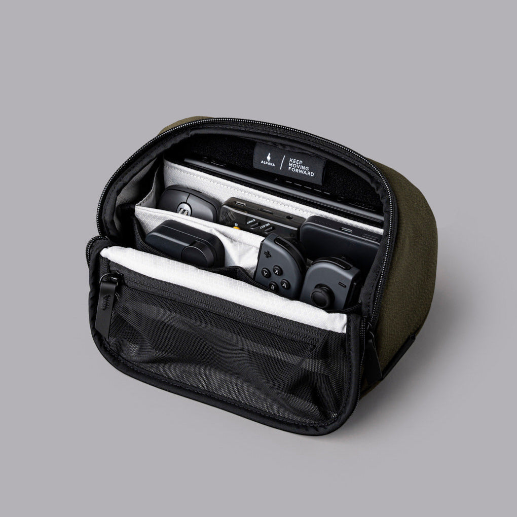 ALPAKA Vertex Pouch Mini，內部包含柔軟隔層與靈活分隔板，適合精準收納電子配件