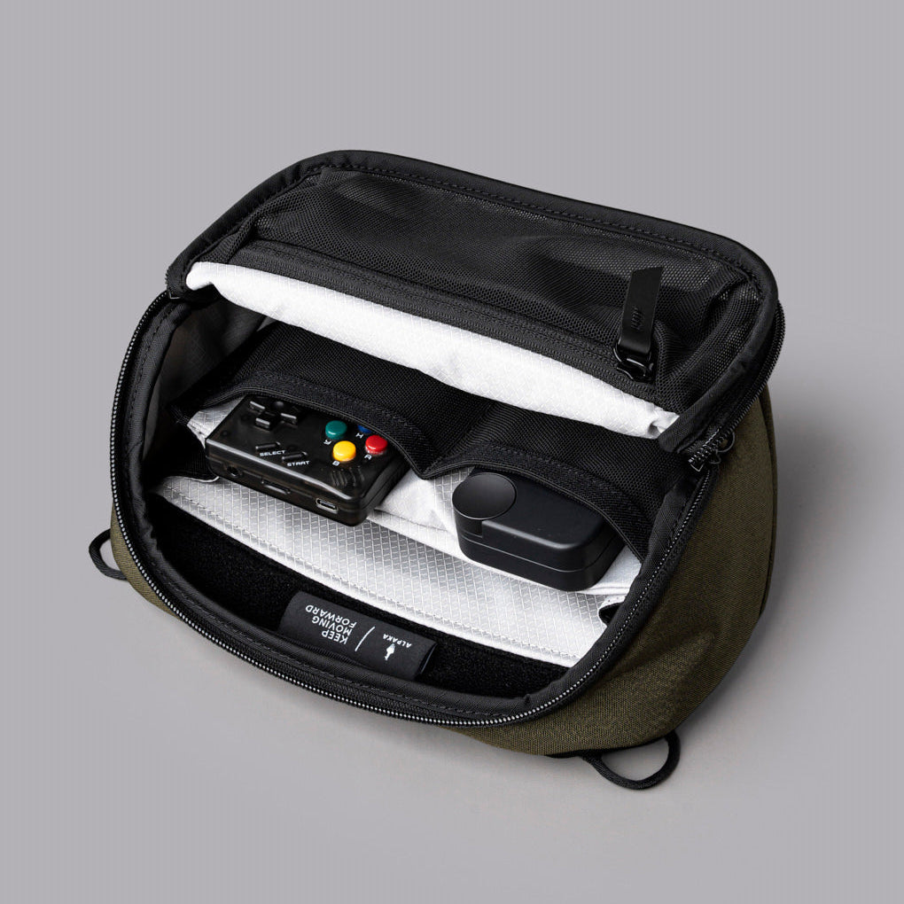 ALPAKA Vertex Pouch Mini，內部包含柔軟隔層與靈活分隔板，適合精準收納電子配件