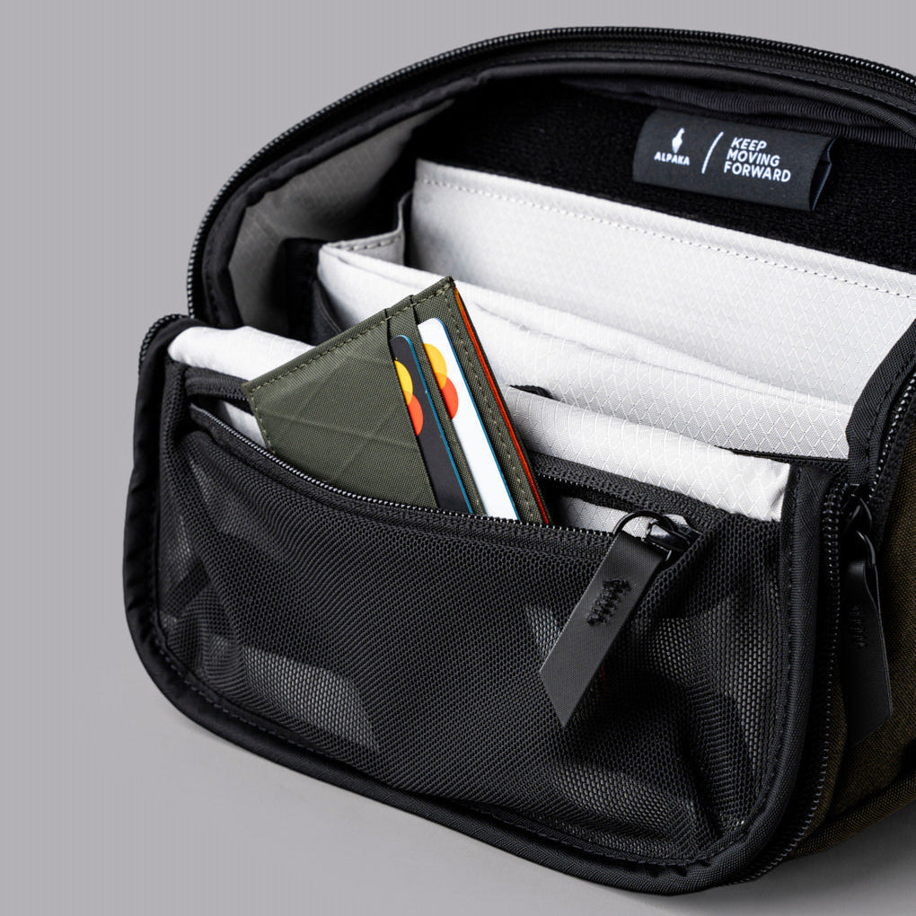 ALPAKA Vertex Pouch Mini，內部包含柔軟隔層與靈活分隔板，適合精準收納電子配件