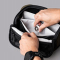 ALPAKA Vertex Pouch Mini，內部包含柔軟隔層與靈活分隔板，適合精準收納電子配件