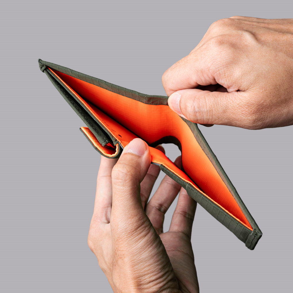 ARK Bifold Coin Wallet，內部包含快速取卡槽、疊放卡片抽拉設計與平鈔隔層