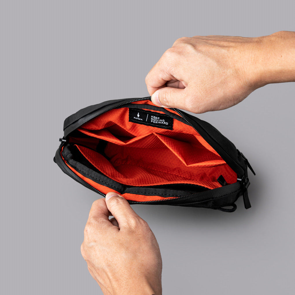 Flight Sling 1L 包內設有分隔收納空間與磁吸鑰匙扣，方便整理物品
