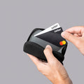 ALPAKA Zip Coin Wallet 內建 RFID 防盜技術，有效保護信用卡資料安全