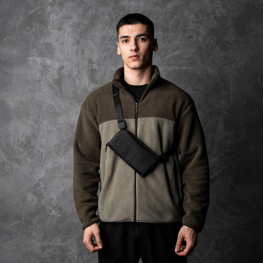 可拆卸肩帶與腕帶設計，適合肩背、手拿或收納於行李中