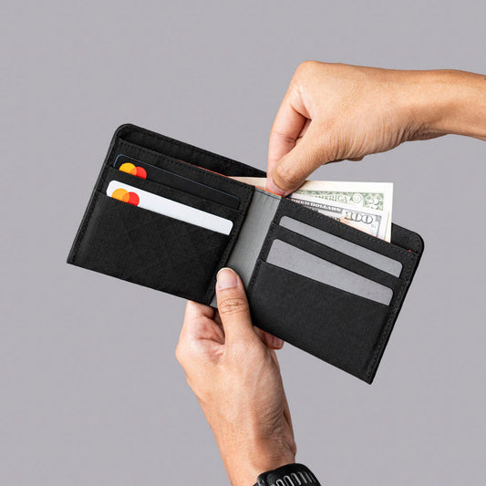 創新的傾斜卡槽設計，方便快速取用主要卡片