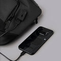 ALPAKA Bravo Sling Max V2 - USB 充電埠與 RFID 屏蔽設計，安全又實用