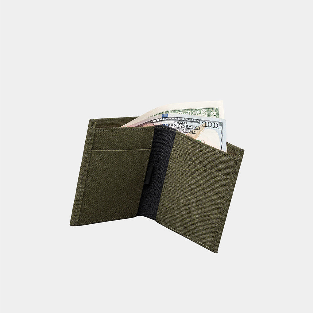  ALPAKA Ark Bifold Cash Wallet 雙折錢包防潑水設計，輕便時尚