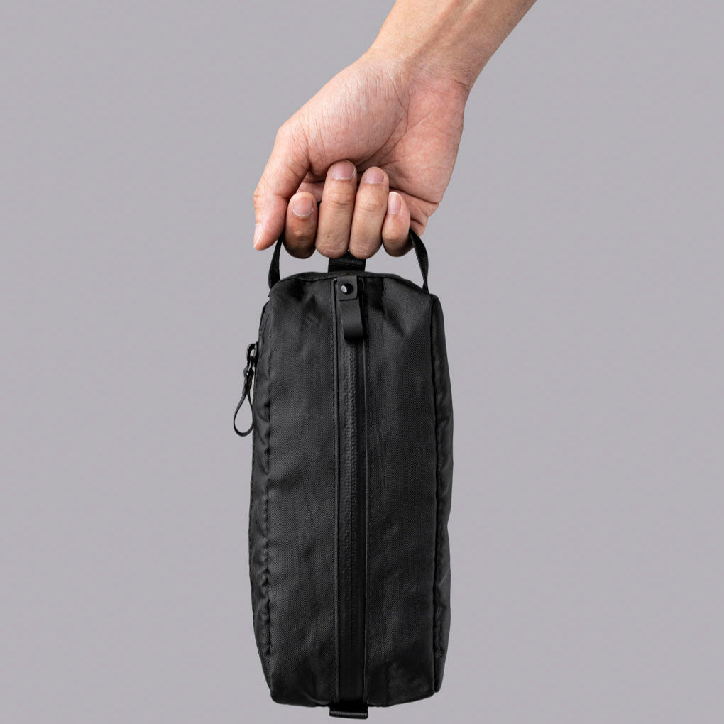 採用 ECOPAK EPX400 面料與 YKK Aquaguard 防水拉鍊，提供卓越防潑水保護