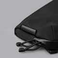 採用 Axoflux 400D 防水布料與 YKK AquaGuard 防水拉鏈，全面保護隨身物品
