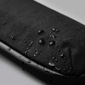 採用 Axoflux 400D 防水布料與 YKK AquaGuard 防水拉鏈，全面保護隨身物品