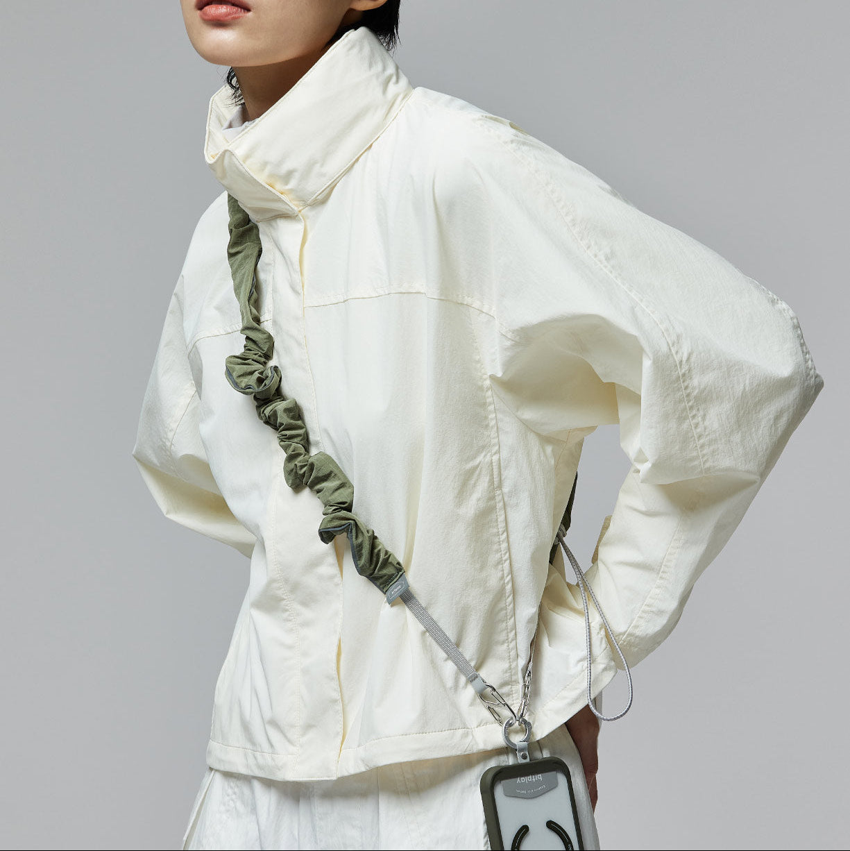 用戶將 Glow Scrunchie Strap 作為手機掛繩使用的場景展示。