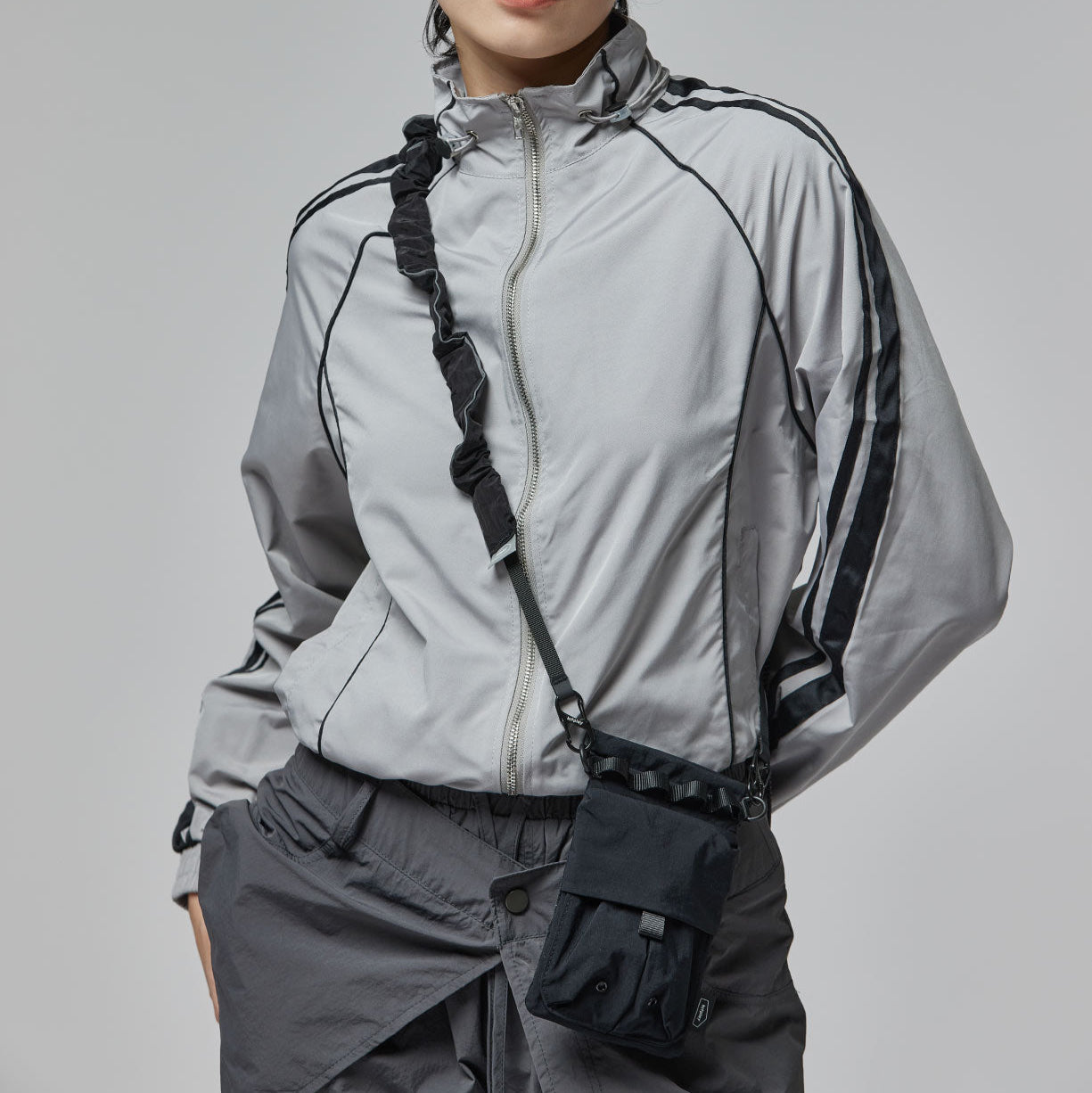 用戶將 Glow Scrunchie Strap 作為手機掛繩使用的場景展示。