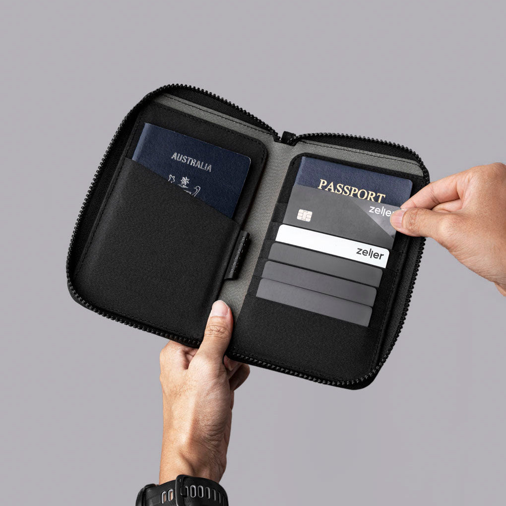 錢包內部多卡槽及護照收納位展示。