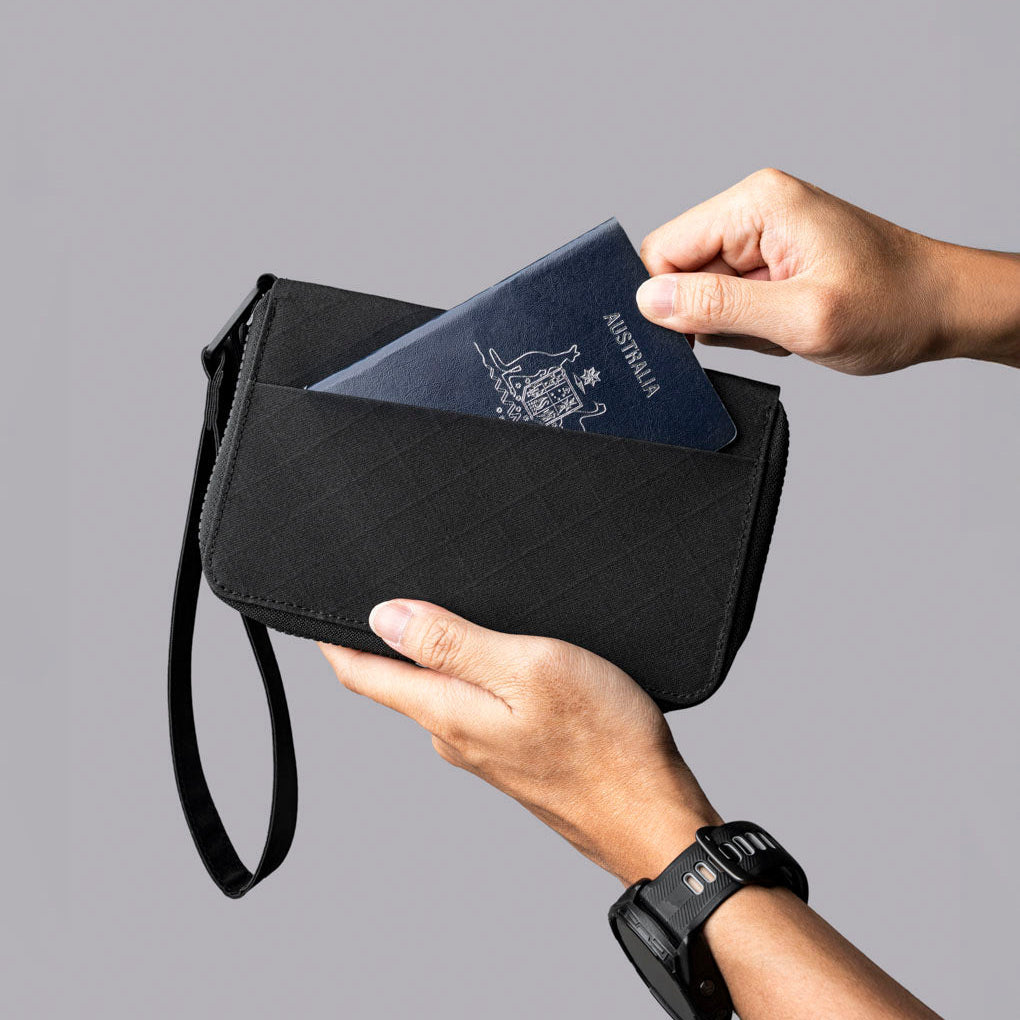 錢包內部多卡槽及護照收納位展示。