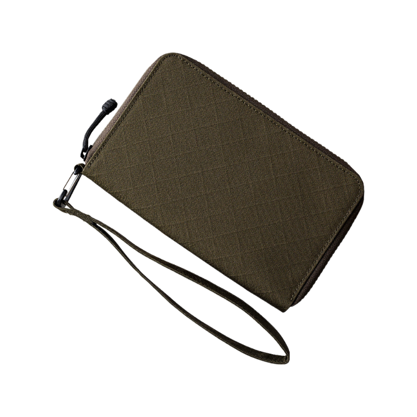 ALPAKA Zip Passport Wallet 綠色款展示正面設計。