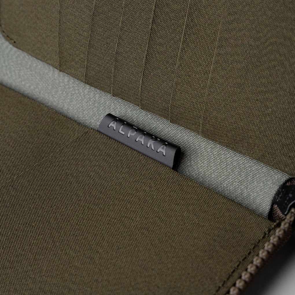 錢包內部多卡槽及護照收納位展示。