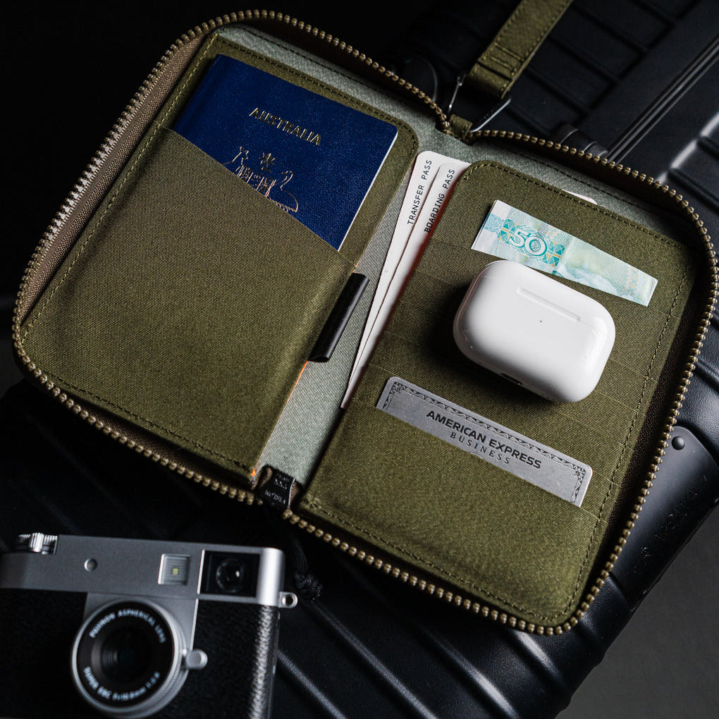 用戶在機場使用 Zip Passport Wallet 的情景。