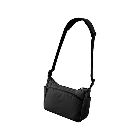 ALPAKA Flight Satchel 黑色款展示外觀設計與功能性。