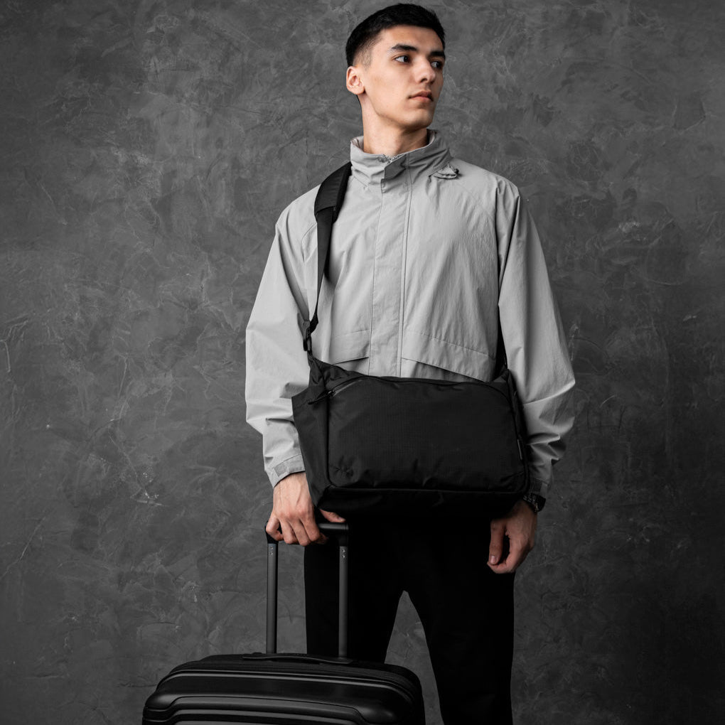 ALPAKA Flight Satchel 黑色款展示外觀設計與功能性。