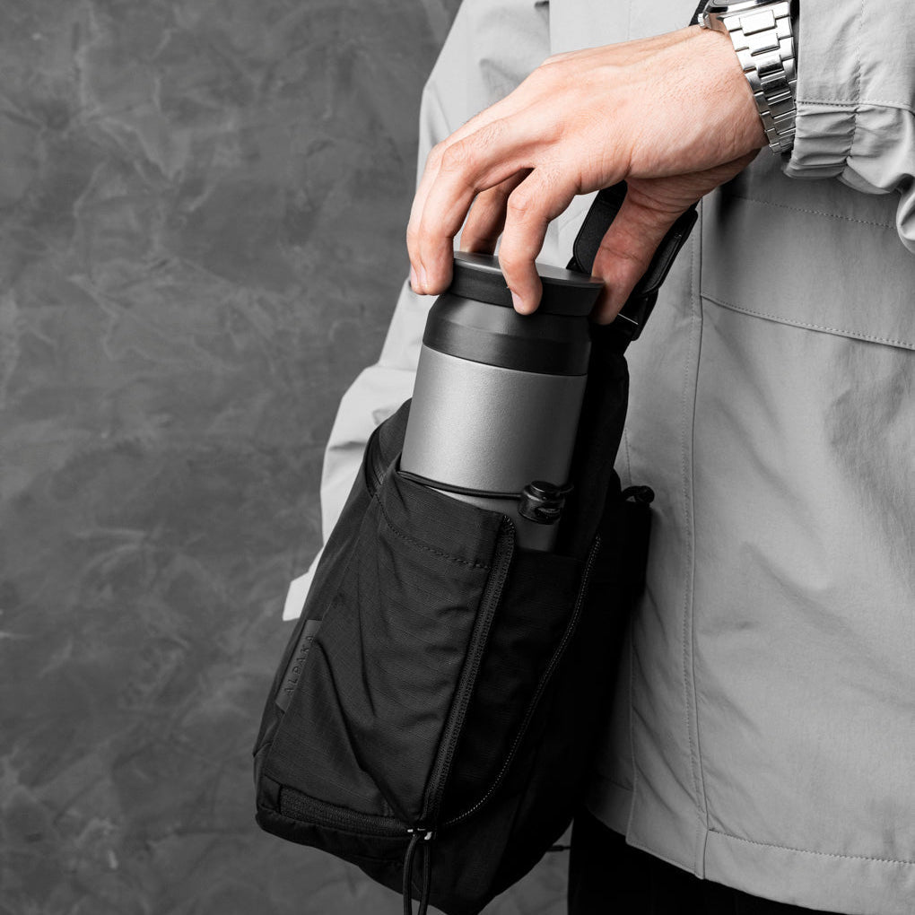 展示內外瓶袋設計，可同時存放水瓶與其他液體容器。