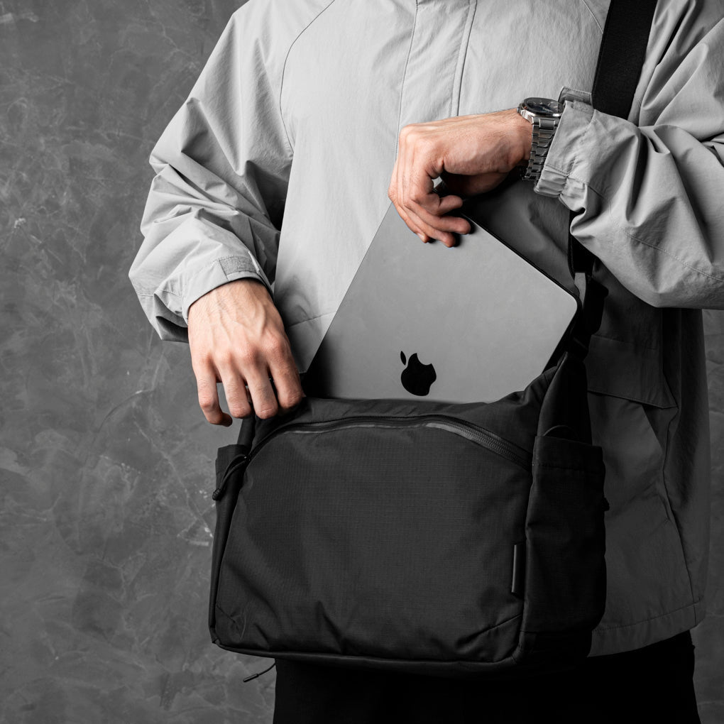 展示內部 13 吋筆電隔層及多個收納空間設計。