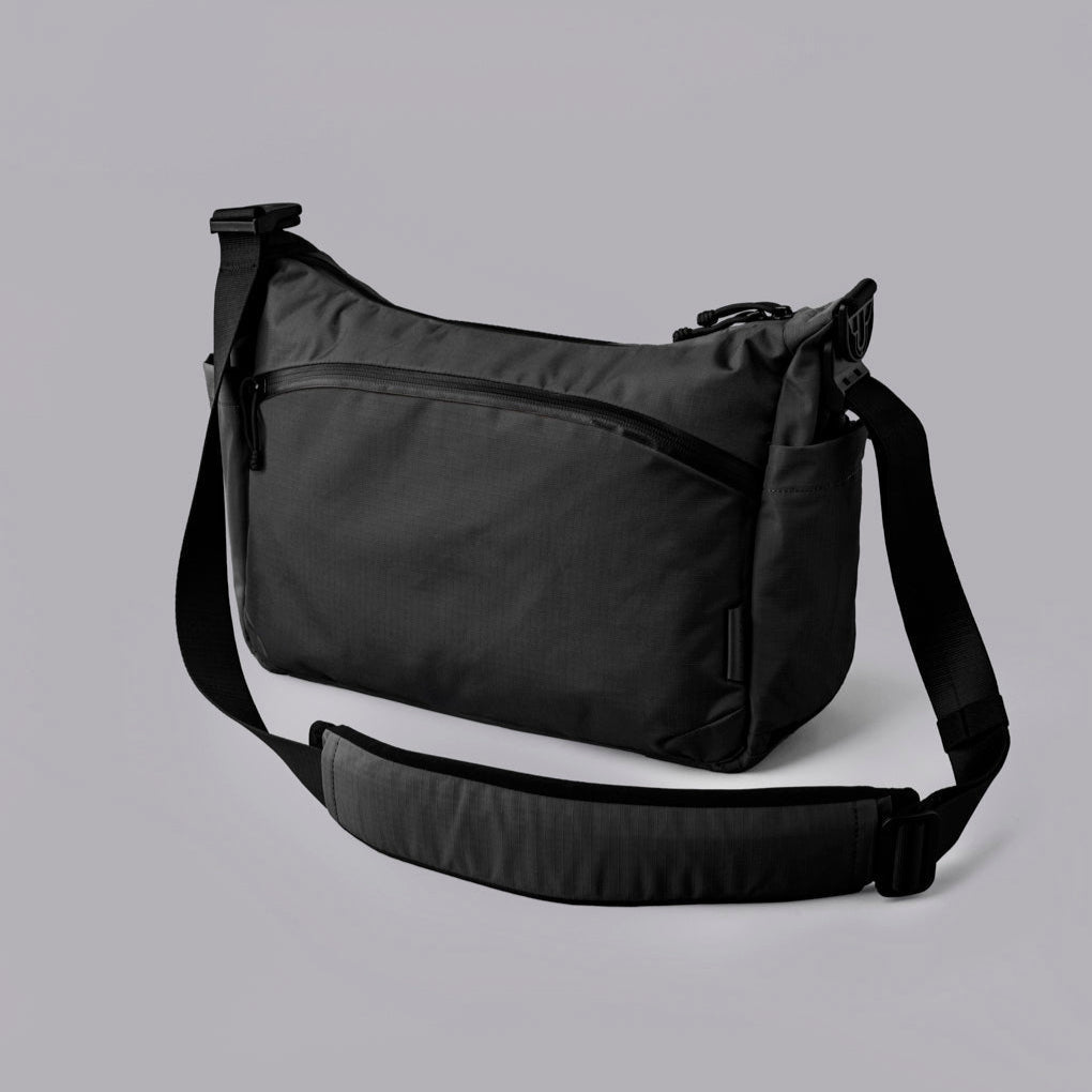 可調節加厚肩帶與背部行李穿帶的細節展示。