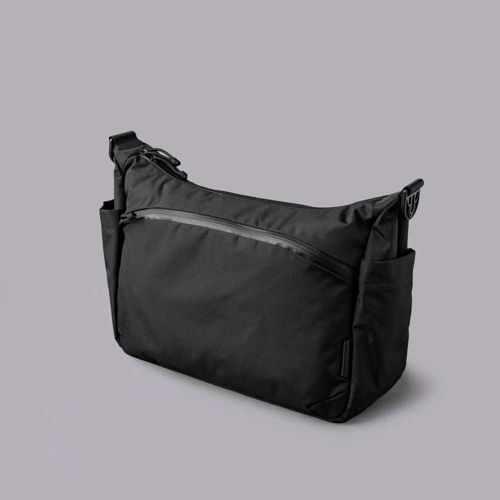 ALPAKA Flight Satchel 黑色款展示外觀設計與功能性。