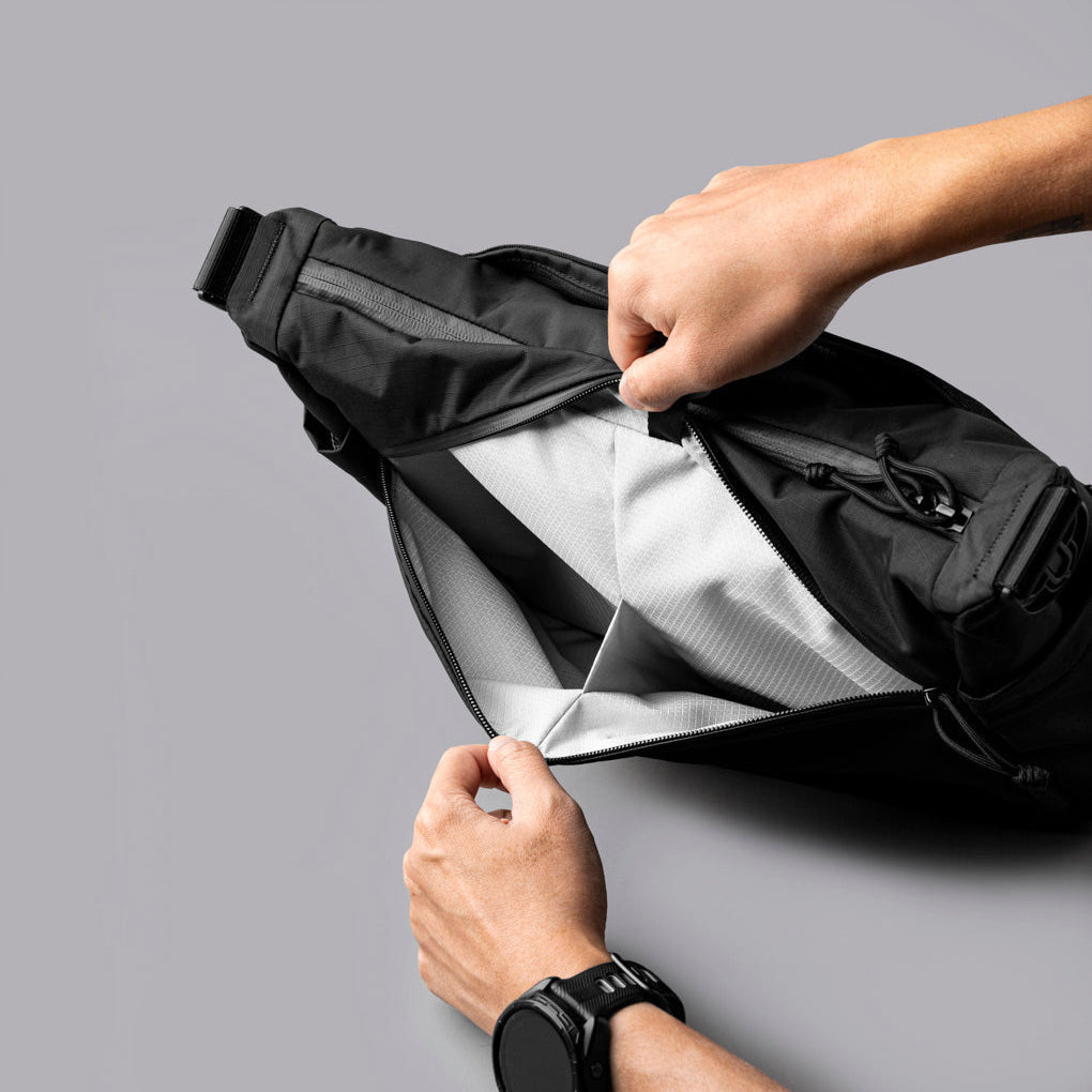 展示內部 13 吋筆電隔層及多個收納空間設計。